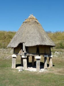 Grenier gaulois reconstitué (Parc archéologique de Samara, France)
